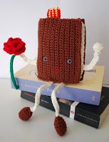 libro con rosa de sant jordi en amigurumi