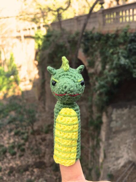 muñeco de dedo de dragon amigurumi