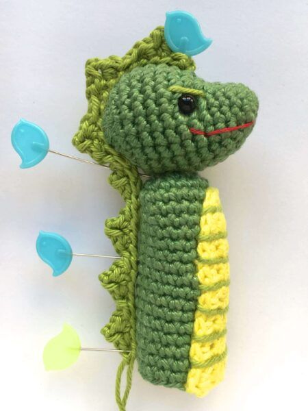 dragon de amigurumi en muñeco de dedo