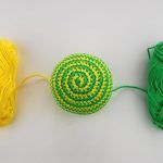 pelota sonajero de amigurumi con espiral de dos colores