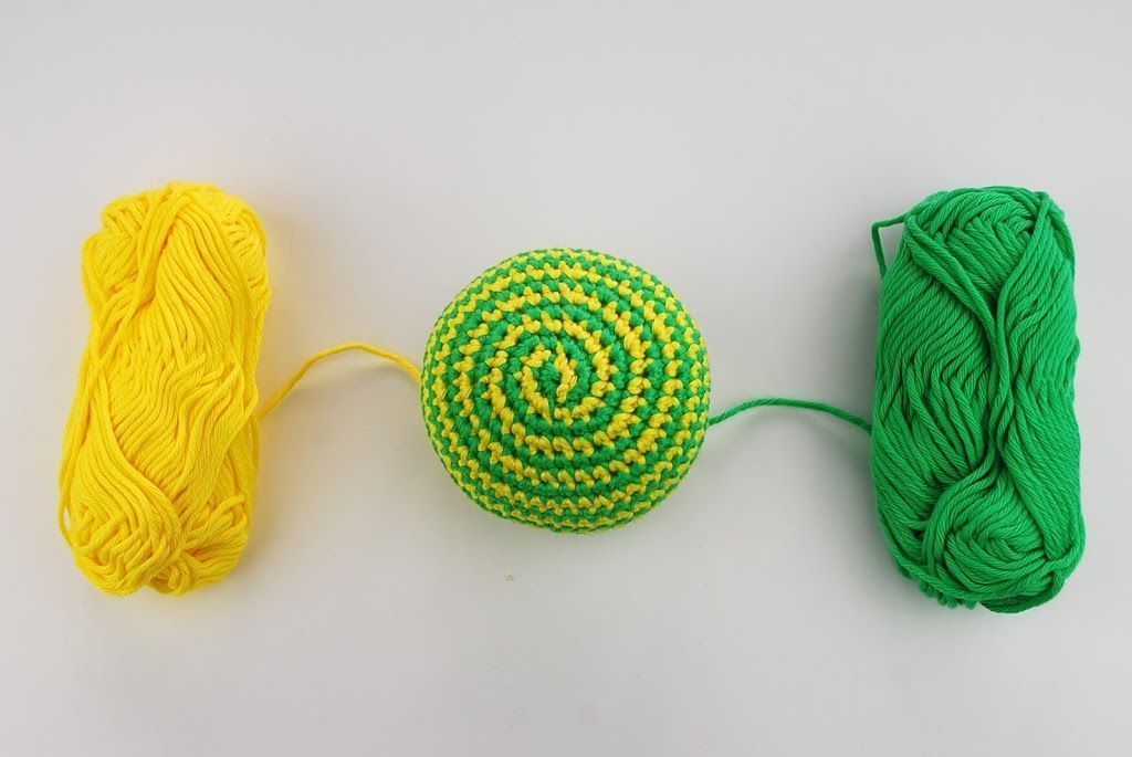 pelota sonajero de amigurumi con espiral de dos colores