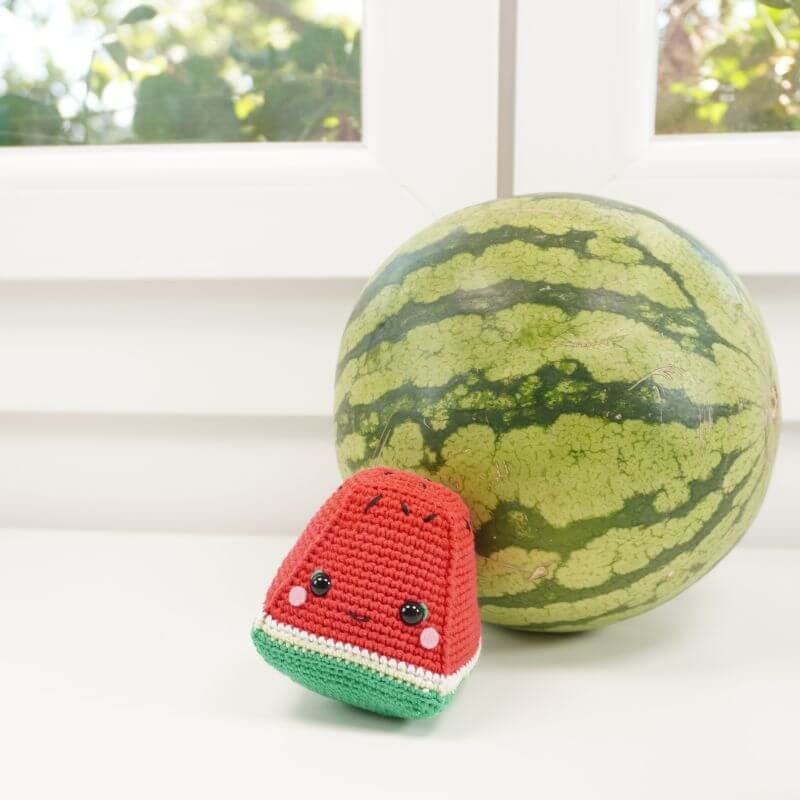 Sandía amigurumi de verano tejida a crochet con detalles bordados