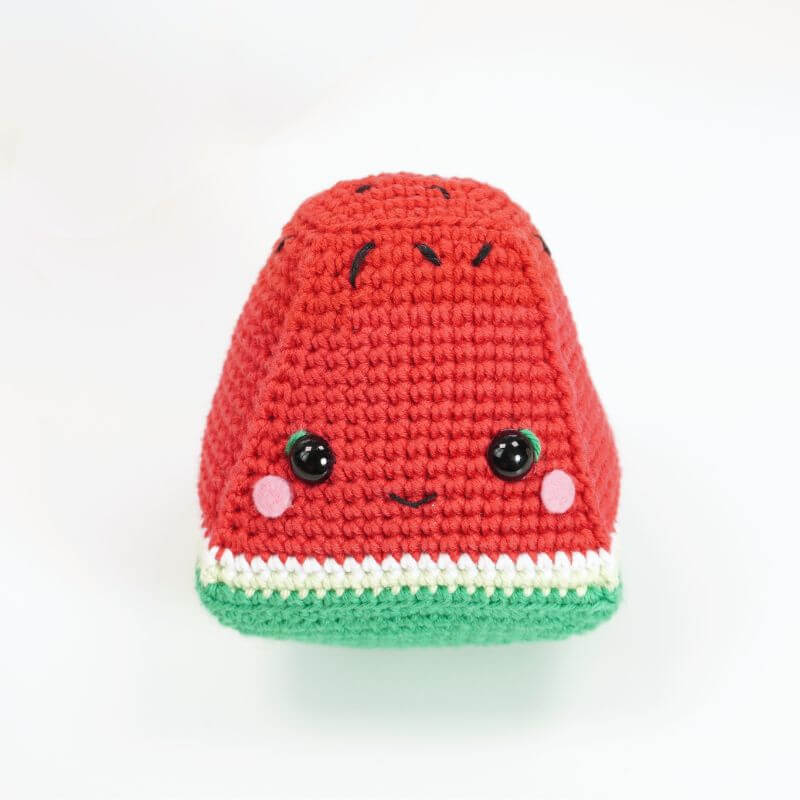 Patrón de sandía amigurumi con rayas tejidas y carita bordada