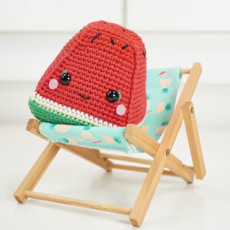 Sandía de crochet Sandy, un amigurumi veraniego sobre una hamaca