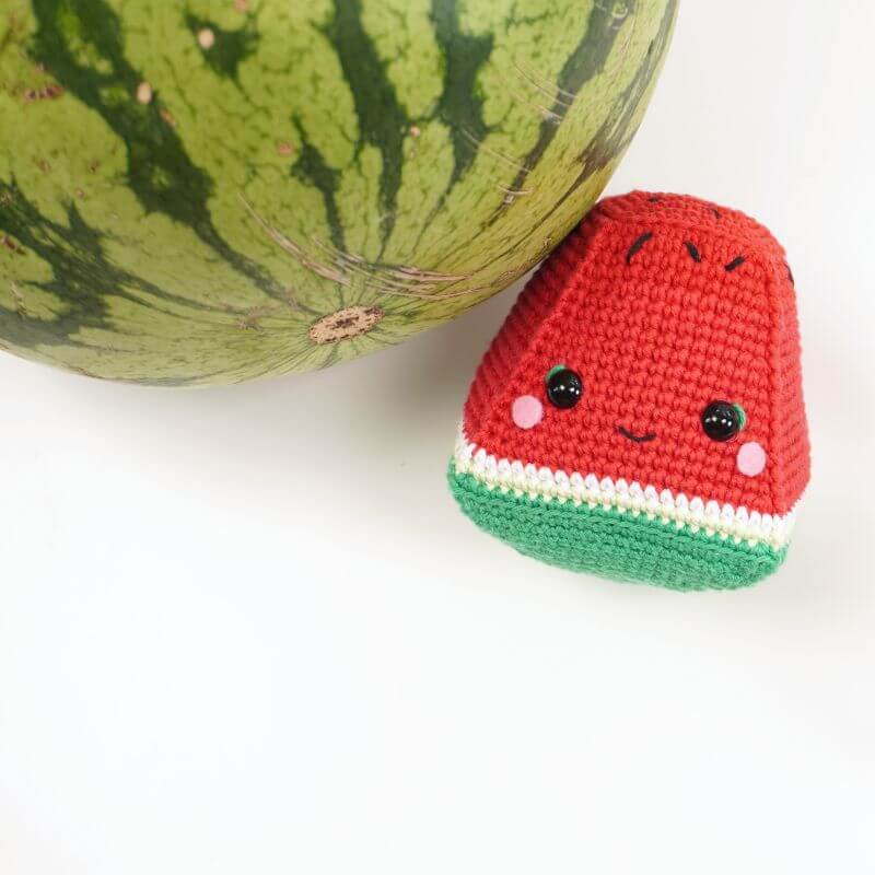 Sandy la sandía de crochet, muñeco amigurumi con expresión adorable