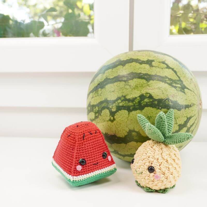 summer crochet pattern to make a watermelon and a pineapple